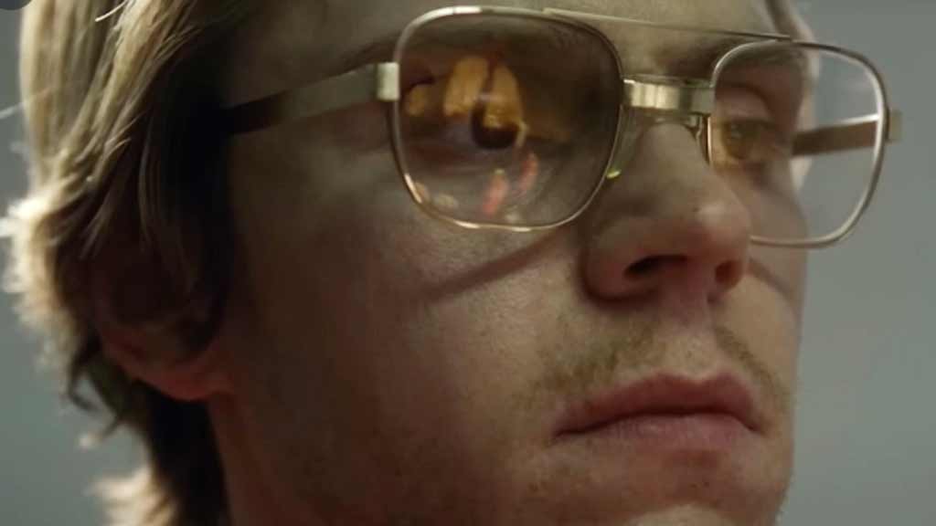 Primo piano di Jeffrey - Dahmer, gli occhiali del mostro
